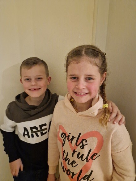 Toms kleinkinderen Anouk en Ivan na hun laatste controle. Ze zijn allebei als baby behandeld in verband met heupluxatie. Nu is alles in orde.