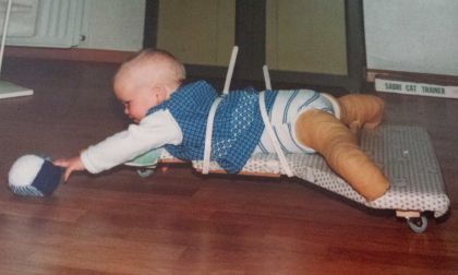 Kind in gipsbroel op rola